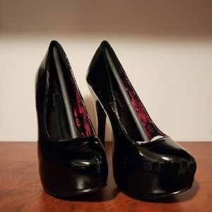 NEW WITH BOX! The Highest Heel Women's Kissable Pump Black Patent Size 5